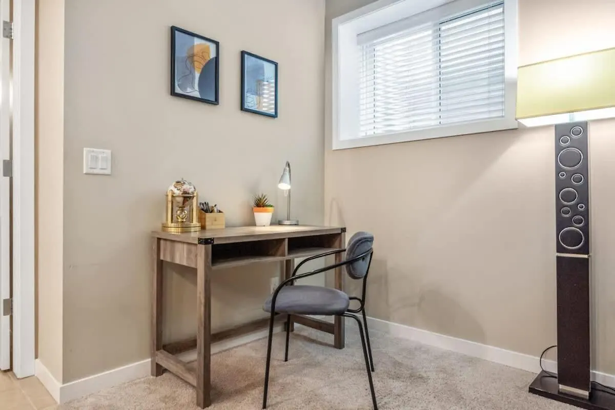 The Grande 1Bd 1Ba - Full Kitchen Guest Suite YYC Kanada