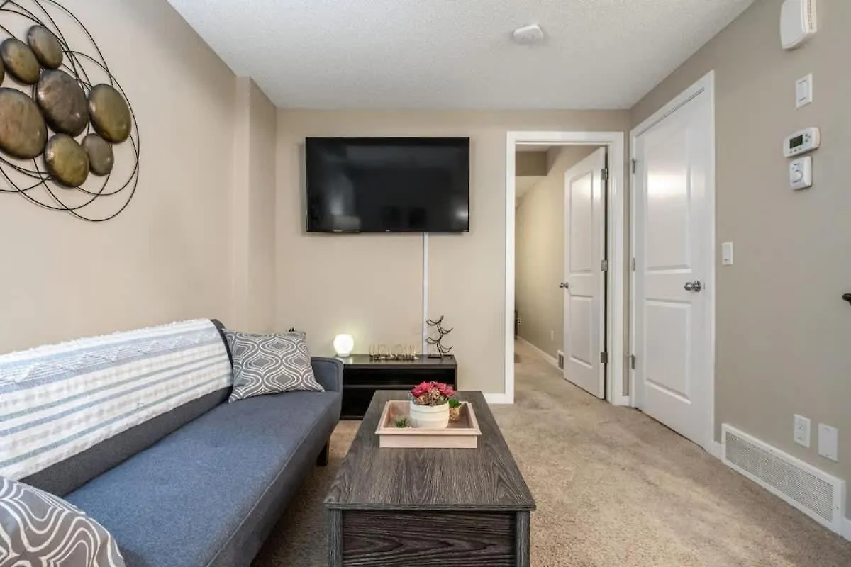 The Grande 1Bd 1Ba - Full Kitchen Guest Suite YYC Semesterbostad