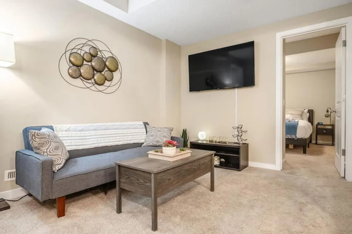 The Grande 1Bd 1Ba - Full Kitchen Guest Suite YYC 0*,  Kanada
